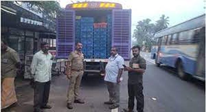 മതിയായ രേഖകളില്ലാതെ കോഴിക്കുഞ്ഞുങ്ങളെ കടത്തിക്കൊണ്ടുവന്ന വാഹനം പിടികൂടി മതിയായ രേഖകളില്ലാതെ കോഴിക്കുഞ്ഞുങ്ങളെ കടത്തിക്കൊണ്ടുവന്ന വാഹനം പിടികൂടി