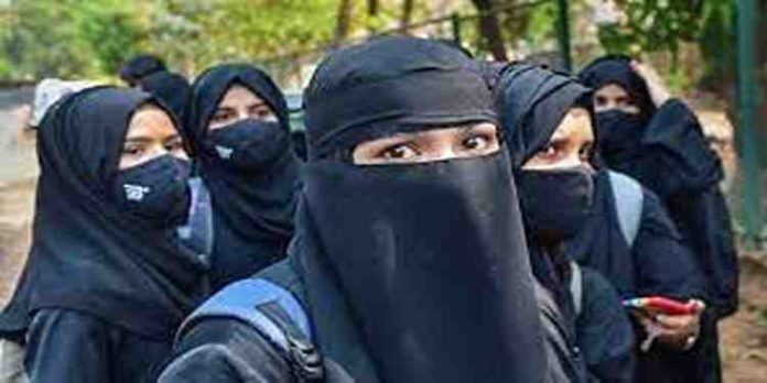 ഡ്രസ് കോഡ് ഹിജാബിന് ബാധകമല്ല, വിമർശനത്തിന് പിന്നാലെ നിലപാട് മാറ്റി കർണാടക ഡ്രസ് കോഡ് ഹിജാബിന് ബാധകമല്ല, വിമർശനത്തിന് പിന്നാലെ നിലപാട് മാറ്റി കർണാടക