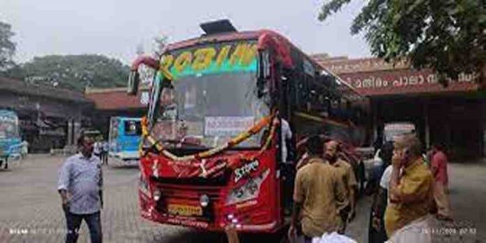 റോബിൻ ബസ് വീണ്ടും തടഞ്ഞ് എംവിഡി: 7500 രൂപ പിഴ അടപ്പിച്ചു റോബിൻ ബസ് വീണ്ടും തടഞ്ഞ് എംവിഡി: 7500 രൂപ പിഴ അടപ്പിച്ചു