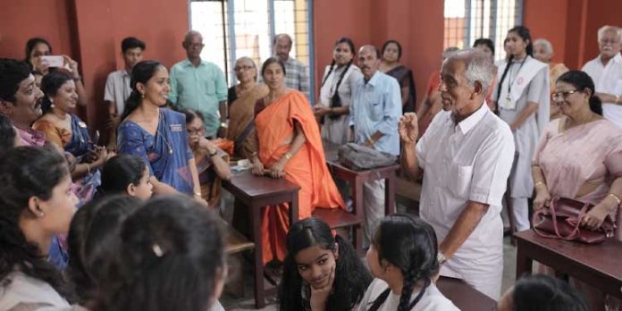 കൊച്ചുമക്കളോടൊപ്പം ഒരു ദിനം വിദ്യാലയത്തിൽ കൊച്ചുമക്കളോടൊപ്പം ഒരു ദിനം വിദ്യാലയത്തിൽ