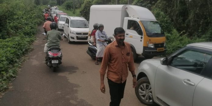തകഴി റെയിൽവെ ക്രോസ് അടച്ചിടുന്നതു മൂലം യാത്രക്കാർ വലയുന്നു ; മേൽപാലം വേണമെന്ന ആവശ്യം ശക്തം തകഴി റെയിൽവെ ക്രോസ് അടച്ചിടുന്നതു മൂലം യാത്രക്കാർ വലയുന്നു ; മേൽപാലം വേണമെന്ന ആവശ്യം ശക്തം
