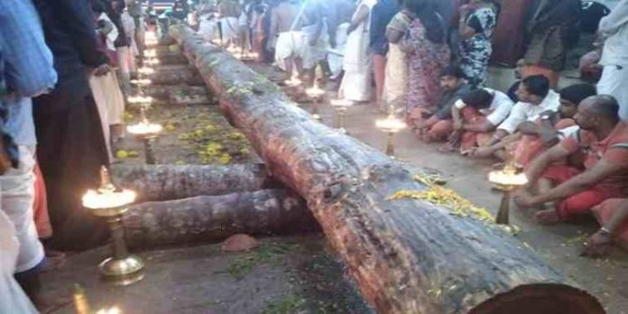 ശ്രീവല്ലഭ മഹാക്ഷേത്രത്തില് സ്വര്ണ്ണ ധ്വജത്തിനുളള തേക്കു മരം മഹാഘോഷയാത്രയായി ക്ഷേത്രത്തിലെത്തിച്ചു ശ്രീവല്ലഭ മഹാക്ഷേത്രത്തില് സ്വര്ണ്ണ ധ്വജത്തിനുളള തേക്കു മരം മഹാഘോഷയാത്രയായി ക്ഷേത്രത്തിലെത്തിച്ചു