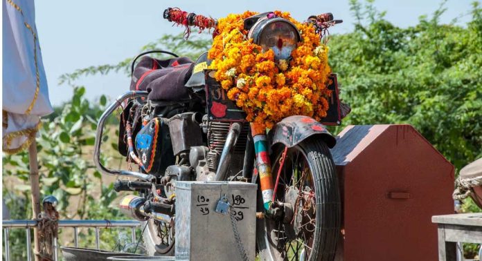 അപകടങ്ങളിൽ നിന്ന് രക്ഷിക്കാൻ ബുള്ളറ്റ് ദൈവം ; വഴിപാടായി ബിയർ അഭിഷേകം – വ്യത്യസ്തമായ ബുള്ളറ്റ് അമ്പലം അപകടങ്ങളിൽ നിന്ന് രക്ഷിക്കാൻ ബുള്ളറ്റ് ദൈവം ; വഴിപാടായി ബിയർ അഭിഷേകം – വ്യത്യസ്തമായ ബുള്ളറ്റ് അമ്പലം