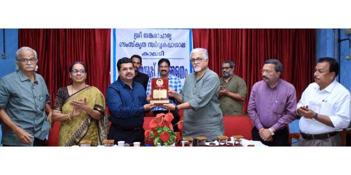 സംസ്കൃത സര്വ്വകലാശാല ; രജിസ്ട്രാർക്ക് യാത്രയയപ്പ് നൽകി സംസ്കൃത സര്വ്വകലാശാല ; രജിസ്ട്രാർക്ക് യാത്രയയപ്പ് നൽകി