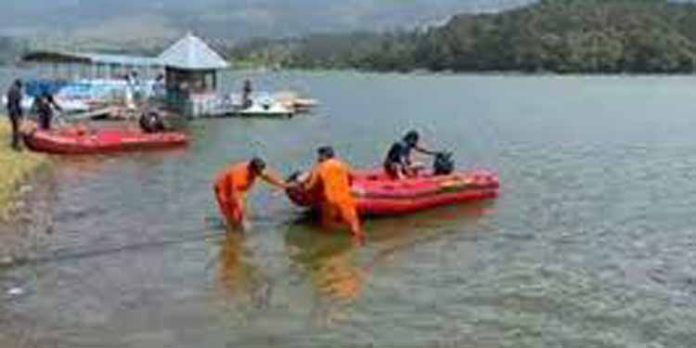 ഇടുക്കി ആനയിറങ്കൽ ഡാമിൽ വള്ളം മറിഞ്ഞു കാണാതായവർക്കുള്ള തെരച്ചിൽ പുനരാരംഭിച്ചു ഇടുക്കി ആനയിറങ്കൽ ഡാമിൽ വള്ളം മറിഞ്ഞു കാണാതായവർക്കുള്ള തെരച്ചിൽ പുനരാരംഭിച്ചു