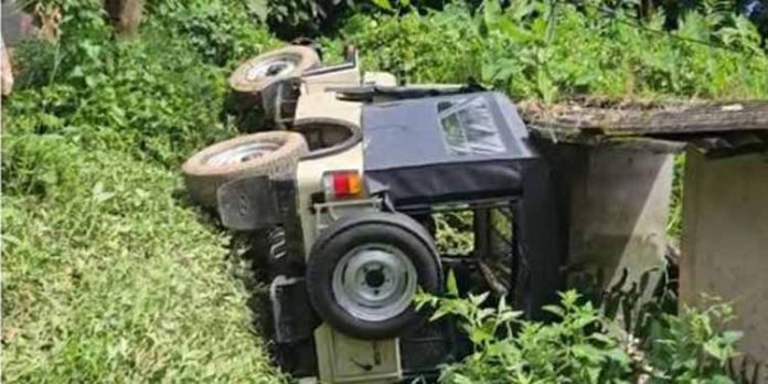 ഇടുക്കിയില് നിയന്ത്രണം നഷ്ടപ്പെട്ട ജീപ്പ് കൊക്കയിലേക്ക് മറിഞ്ഞു ; മൂന്ന് പേർക്ക് പരിക്ക് ഇടുക്കിയില് നിയന്ത്രണം നഷ്ടപ്പെട്ട ജീപ്പ് കൊക്കയിലേക്ക് മറിഞ്ഞു ; മൂന്ന് പേർക്ക് പരിക്ക്