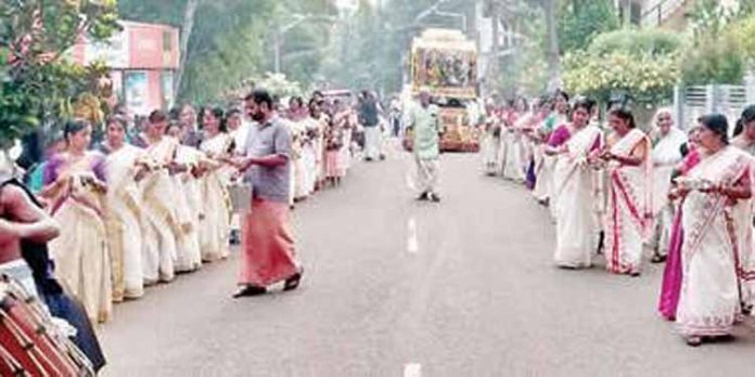 പള്ളിപ്പാട് ഇരട്ടക്കുളങ്ങര ദേവീക്ഷേത്രത്തിൽ വെള്ളി അങ്കികൾ സമർപ്പിച്ചു പള്ളിപ്പാട് ഇരട്ടക്കുളങ്ങര ദേവീക്ഷേത്രത്തിൽ വെള്ളി അങ്കികൾ സമർപ്പിച്ചു