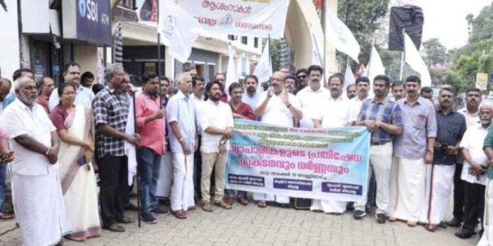 വ്യാപാരികൾ തിരുവല്ല നഗരസഭ കവാടത്തിന് മുമ്പിൽ കൂട്ടധർണ നടത്തി വ്യാപാരികൾ തിരുവല്ല നഗരസഭ കവാടത്തിന് മുമ്പിൽ കൂട്ടധർണ നടത്തി