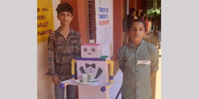 ശാസ്ത്രമേളയിൽ ശ്രദ്ധേയമായി കുട്ടികൾ നിർമ്മിച്ച ഫുഡ് സേർവിങ് റോബോട്ട് ശാസ്ത്രമേളയിൽ ശ്രദ്ധേയമായി കുട്ടികൾ നിർമ്മിച്ച ഫുഡ് സേർവിങ് റോബോട്ട്