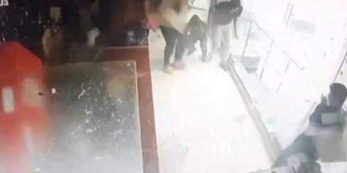 കാക്കനാട് അതിശക്തമായ കാറ്റ് ; 25 പോസ്റ്റുകൾ തകർന്നു – ബെവ്കോ ഔട്ട്ലെറ്റിലെ മദ്യക്കുപ്പികൾ താഴെ വീണു പൊട്ടി കാക്കനാട് അതിശക്തമായ കാറ്റ് ; 25 പോസ്റ്റുകൾ തകർന്നു – ബെവ്കോ ഔട്ട്ലെറ്റിലെ മദ്യക്കുപ്പികൾ താഴെ വീണു പൊട്ടി