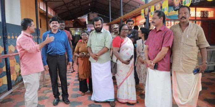 പന്തളം വലിയ കോയിക്കല് ക്ഷേത്രവും തിരുവാഭരണമാളികയും ജില്ലാ കളക്ടര് സന്ദര്ശിച്ചു പന്തളം വലിയ കോയിക്കല് ക്ഷേത്രവും തിരുവാഭരണമാളികയും ജില്ലാ കളക്ടര് സന്ദര്ശിച്ചു