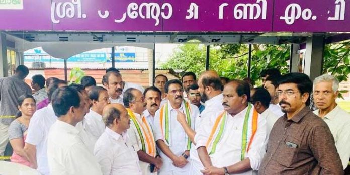ആന്റോ ആന്റണി എംപി ഫണ്ടിൽ നിന്നും നിർമിച്ച വെയ്റ്റിംഗ് ഷെഡ് തകർത്തതിൽ ശക്തമായ പ്രതിഷേധം ആന്റോ ആന്റണി എംപി ഫണ്ടിൽ നിന്നും നിർമിച്ച വെയ്റ്റിംഗ് ഷെഡ് തകർത്തതിൽ ശക്തമായ പ്രതിഷേധം