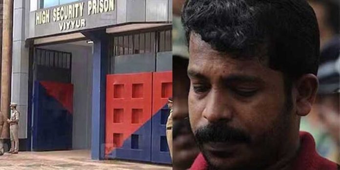 വിയ്യൂർ ജയിലിൽ സംഘർഷം ; കൊടി സുനിയുടെ നേതൃത്വത്തിൽ ജയിൽ ജീവനക്കാരെ ആക്രമിച്ചു – 3 പേർക്ക് പരിക്ക് വിയ്യൂർ ജയിലിൽ സംഘർഷം ; കൊടി സുനിയുടെ നേതൃത്വത്തിൽ ജയിൽ ജീവനക്കാരെ ആക്രമിച്ചു – 3 പേർക്ക് പരിക്ക്