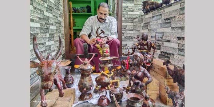 ചിരട്ടയിൽ വിസ്മയം തീർത്ത് സുരേഷ് ചിരട്ടയിൽ വിസ്മയം തീർത്ത് സുരേഷ്