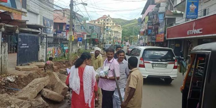 ഓടകളിലേക്ക് ശുചിമുറി മാലിന്യങ്ങൾ ഒഴുക്കിവിട്ട സ്ഥാപനങ്ങൾക്കെതിരെ നടപടിയുമായി നഗരസഭ ഓടകളിലേക്ക് ശുചിമുറി മാലിന്യങ്ങൾ ഒഴുക്കിവിട്ട സ്ഥാപനങ്ങൾക്കെതിരെ നടപടിയുമായി നഗരസഭ
