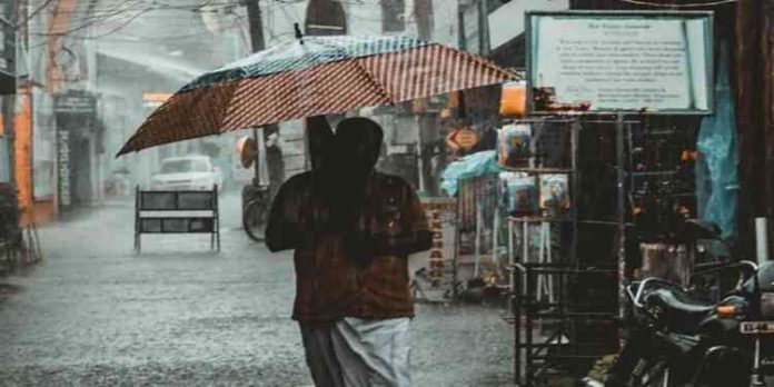 തമിഴ്നാട്ടിൽ കനത്തമഴ: നാല് ജില്ലകളിലെ സ്കൂളുകൾക്ക് അവധി പ്രഖ്യാപിച്ചു തമിഴ്നാട്ടിൽ കനത്തമഴ: നാല് ജില്ലകളിലെ സ്കൂളുകൾക്ക് അവധി പ്രഖ്യാപിച്ചു