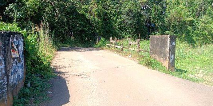 എള്ളുംവിള ഭാഗത്തെ കൈവരി തകര്ന്ന നിലയില് ; അപകടഭീതിയില് യാത്രക്കാര് എള്ളുംവിള ഭാഗത്തെ കൈവരി തകര്ന്ന നിലയില് ; അപകടഭീതിയില് യാത്രക്കാര്