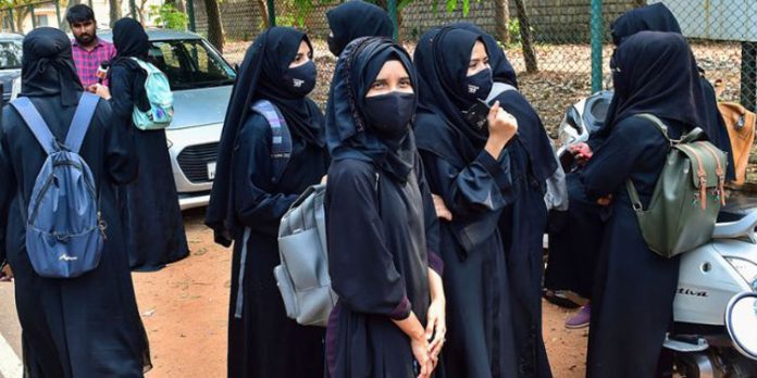 ഹിജാബ് നിരോധനത്തിൽ നിലപാട് മാറ്റി കർണാടക ; തല മറക്കുന്ന എല്ലാ വസ്ത്രങ്ങൾക്കും വീണ്ടും നിരോധനം ഹിജാബ് നിരോധനത്തിൽ നിലപാട് മാറ്റി കർണാടക ; തല മറക്കുന്ന എല്ലാ വസ്ത്രങ്ങൾക്കും വീണ്ടും നിരോധനം