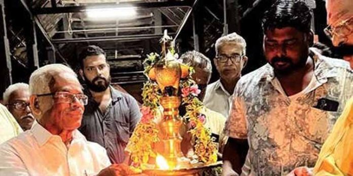 കവിയൂർ മഹാദേവക്ഷേത്രത്തിലെ വിളക്കുമാടത്തിന്റെ നവീകരണം ഉദ്ഘാടനം ചെയ്തു കവിയൂർ മഹാദേവക്ഷേത്രത്തിലെ വിളക്കുമാടത്തിന്റെ നവീകരണം ഉദ്ഘാടനം ചെയ്തു