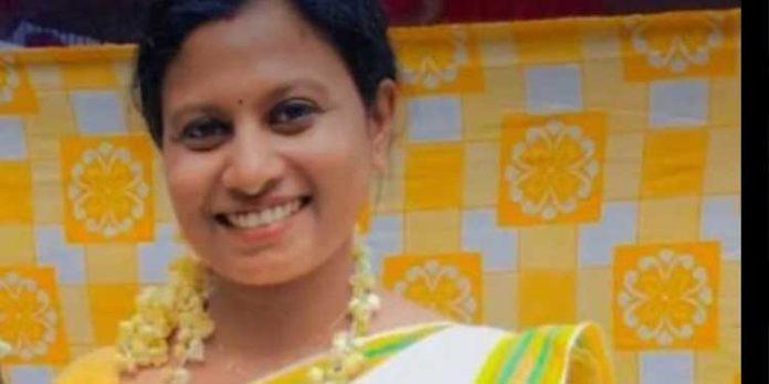 നീതുവിന്റെ മരണത്തിൽ അന്വേഷണം ആവശ്യപെട്ട് ബന്ധുക്കൾ നീതുവിന്റെ മരണത്തിൽ അന്വേഷണം ആവശ്യപെട്ട് ബന്ധുക്കൾ