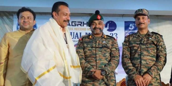 കേരളത്തിൽ നിന്ന് 37 പേരെ ഗിന്നസിലെത്തിച്ച സുനിൽ ജോസഫിനെ ആദരിച്ചു കേരളത്തിൽ നിന്ന് 37 പേരെ ഗിന്നസിലെത്തിച്ച സുനിൽ ജോസഫിനെ ആദരിച്ചു