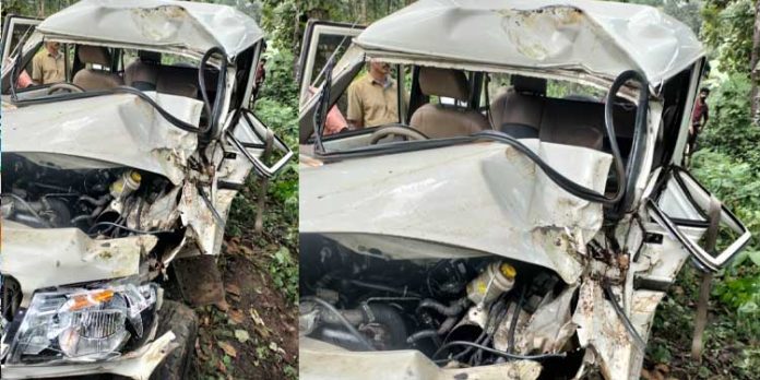 നിയന്ത്രണം വിട്ട വാഹനം മരത്തിലിടിച്ച് ആറു പേർക്ക് പരിക്ക് നിയന്ത്രണം വിട്ട വാഹനം മരത്തിലിടിച്ച് ആറു പേർക്ക് പരിക്ക്
