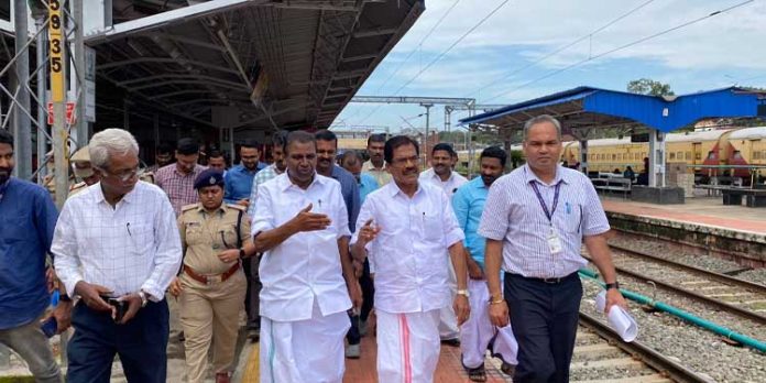 കോട്ടയം റെയിൽവേ സ്റ്റേഷൻ : ഗുഡ് ഷെഡ് റോഡിൽ ഗതാഗത നിയന്ത്രണം ഏർപ്പെടുത്താനുളള നീക്കം നിർത്തിവെക്കുന്നു കോട്ടയം റെയിൽവേ സ്റ്റേഷൻ : ഗുഡ് ഷെഡ് റോഡിൽ ഗതാഗത നിയന്ത്രണം ഏർപ്പെടുത്താനുളള നീക്കം നിർത്തിവെക്കുന്നു