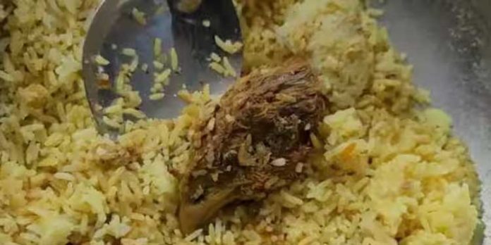 ഓർഡർ ചെയ്ത ബിരിയാണിയില് നിന്ന് യുവതിക്ക് ലഭിച്ചത് വേവിക്കാത്ത കോഴിത്തല ഓർഡർ ചെയ്ത ബിരിയാണിയില് നിന്ന് യുവതിക്ക് ലഭിച്ചത് വേവിക്കാത്ത കോഴിത്തല