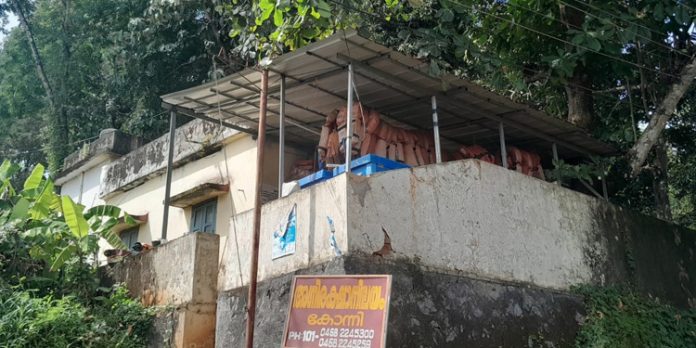 കോന്നി അഗ്നിരക്ഷാ നിലയ കെട്ടിടം ശോചനീയാവസ്ഥയിൽ കോന്നി അഗ്നിരക്ഷാ നിലയ കെട്ടിടം ശോചനീയാവസ്ഥയിൽ