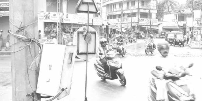 കോന്നി ജംഗ്ഷനില് അപകട ഭീഷണി ഉയര്ത്തി തുറന്ന് കിടന്നിരുന്ന ഹൈ മാസ്റ്റ് ലൈറ്റിന്റെ പവര് ബോക്സ് അടച്ചു കോന്നി ജംഗ്ഷനില് അപകട ഭീഷണി ഉയര്ത്തി തുറന്ന് കിടന്നിരുന്ന ഹൈ മാസ്റ്റ് ലൈറ്റിന്റെ പവര് ബോക്സ് അടച്ചു