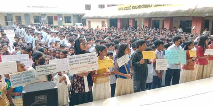 കോന്നി ഗവണ്മെന്റ് ഹയർ സെക്കണ്ടറി സ്കൂളിൽ കേരളപ്പിറവി ദിനം ആഘോഷിച്ചു കോന്നി ഗവണ്മെന്റ് ഹയർ സെക്കണ്ടറി സ്കൂളിൽ കേരളപ്പിറവി ദിനം ആഘോഷിച്ചു
