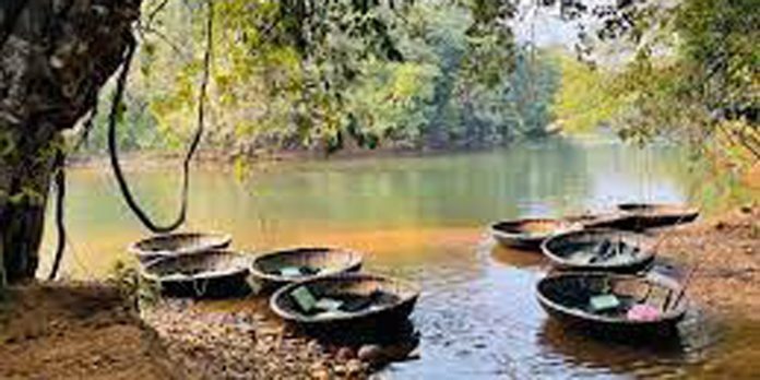കനത്ത മഴ ; അടവി കുട്ടവഞ്ചി സവാരിക്ക് നിരോധനം കനത്ത മഴ ; അടവി കുട്ടവഞ്ചി സവാരിക്ക് നിരോധനം