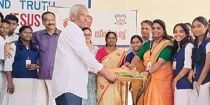 ‘എന്റെ അടുക്കളത്തോട്ടം’ പദ്ധതിയുടെ ആദ്യഘട്ട വിളവെടുപ്പ് നടന്നു ‘എന്റെ അടുക്കളത്തോട്ടം’ പദ്ധതിയുടെ ആദ്യഘട്ട വിളവെടുപ്പ് നടന്നു