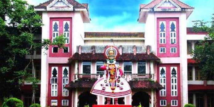 കൊച്ചിയിൽ കുസാറ്റില് തിക്കിലും തിരക്കിലും പെട്ട് നാല് വിദ്യാര്ത്ഥികള് മരിച്ചു കൊച്ചിയിൽ കുസാറ്റില് തിക്കിലും തിരക്കിലും പെട്ട് നാല് വിദ്യാര്ത്ഥികള് മരിച്ചു