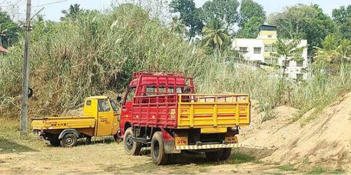 പമ്പാ നദിയിലെ എക്കൽ മണ്ണ് ലേലംചെയ്യാനുള്ള നടപടികൾക്ക് ഇന്ന് തുടക്കമാകും പമ്പാ നദിയിലെ എക്കൽ മണ്ണ് ലേലംചെയ്യാനുള്ള നടപടികൾക്ക് ഇന്ന് തുടക്കമാകും