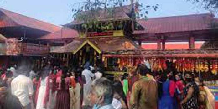 മലയാലപ്പുഴ ദേവീക്ഷേത്രത്തിൽ അത്താഴക്കഞ്ഞി തുടങ്ങി മലയാലപ്പുഴ ദേവീക്ഷേത്രത്തിൽ അത്താഴക്കഞ്ഞി തുടങ്ങി