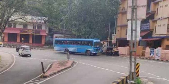 അപകടക്കെണിയൊരുക്കി മണ്ണാറക്കുളഞ്ഞി ; വാഹനങ്ങളുടെ വരവ് ഏറിയതോടെ അപകട സാധ്യതയും കൂടി അപകടക്കെണിയൊരുക്കി മണ്ണാറക്കുളഞ്ഞി ; വാഹനങ്ങളുടെ വരവ് ഏറിയതോടെ അപകട സാധ്യതയും കൂടി