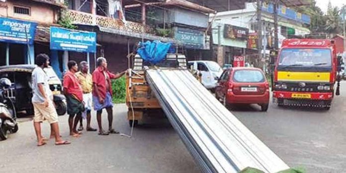 പിക്കപ്പ് വാനിൽ കൊണ്ടുപോയ ഇരുമ്പുപൈപ്പുകൾ കെട്ടുപൊട്ടി റോഡിൽ വീണു പിക്കപ്പ് വാനിൽ കൊണ്ടുപോയ ഇരുമ്പുപൈപ്പുകൾ കെട്ടുപൊട്ടി റോഡിൽ വീണു