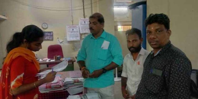 ഒന്നരമാസമായി മെഴുവേലി പഞ്ചായത്തില് കുടിവെള്ളം ലഭിക്കുന്നില്ല ; വാട്ടർ അതോറിറ്റി എക്സിക്യൂട്ടീവ് എൻജിനീയർക്ക് നിവേദനം നല്കി ഒന്നരമാസമായി മെഴുവേലി പഞ്ചായത്തില് കുടിവെള്ളം ലഭിക്കുന്നില്ല ; വാട്ടർ അതോറിറ്റി എക്സിക്യൂട്ടീവ് എൻജിനീയർക്ക് നിവേദനം നല്കി