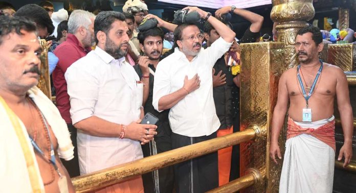 കേന്ദ്ര സഹമന്ത്രി വി. മുരളീധരൻ ശബരിമല ദര്ശനം നടത്തി കേന്ദ്ര സഹമന്ത്രി വി. മുരളീധരൻ ശബരിമല ദര്ശനം നടത്തി