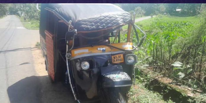ബസിന് പിന്നിൽ ഓട്ടോ ഇടിച്ച് ഡ്രൈവർക്കും കുടുംബത്തിനും പരിക്ക് ബസിന് പിന്നിൽ ഓട്ടോ ഇടിച്ച് ഡ്രൈവർക്കും കുടുംബത്തിനും പരിക്ക്