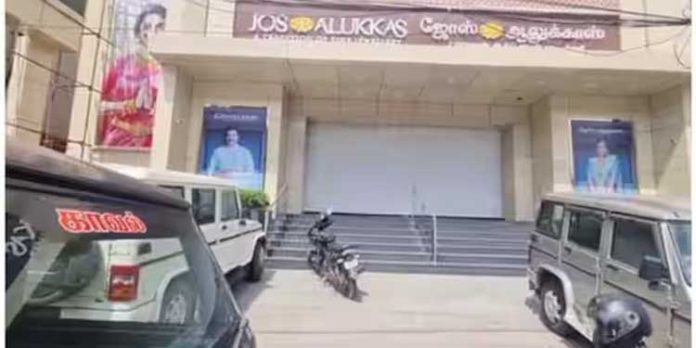 ജോസ് ആലുക്കാസ് ജ്വല്ലറിയിൽ വൻമോഷണം ; 200 പവൻ മോഷ്ടിച്ചതായി പ്രാഥമികനിഗമനം ജോസ് ആലുക്കാസ് ജ്വല്ലറിയിൽ വൻമോഷണം ; 200 പവൻ മോഷ്ടിച്ചതായി പ്രാഥമികനിഗമനം