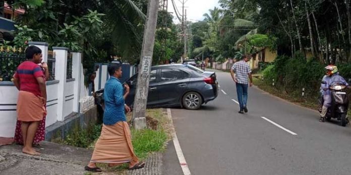 റാന്നി വടശ്ശേരിക്കര റോഡിൽ കാർ വൈദ്യുത തൂണിലും മതിലിലും ഇടിച്ച് അപകടം റാന്നി വടശ്ശേരിക്കര റോഡിൽ കാർ വൈദ്യുത തൂണിലും മതിലിലും ഇടിച്ച് അപകടം