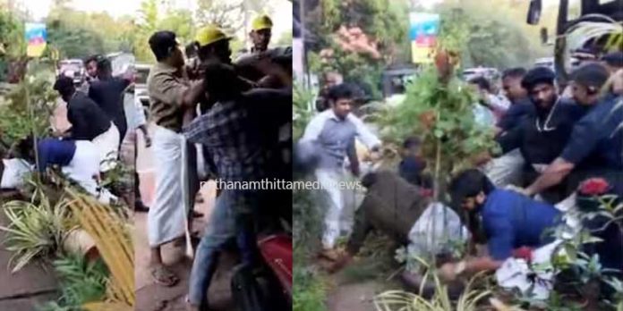 മുഖ്യമന്ത്രിക്ക് കരിങ്കൊടി : യൂത്ത് കോൺഗ്രസ് പ്രവർത്തകരെ തല്ലിച്ചതച്ച് സിപിഎം പ്രവർത്തകർ, 7 പേർക്ക് പരിക്ക് മുഖ്യമന്ത്രിക്ക് കരിങ്കൊടി : യൂത്ത് കോൺഗ്രസ് പ്രവർത്തകരെ തല്ലിച്ചതച്ച് സിപിഎം പ്രവർത്തകർ, 7 പേർക്ക് പരിക്ക്