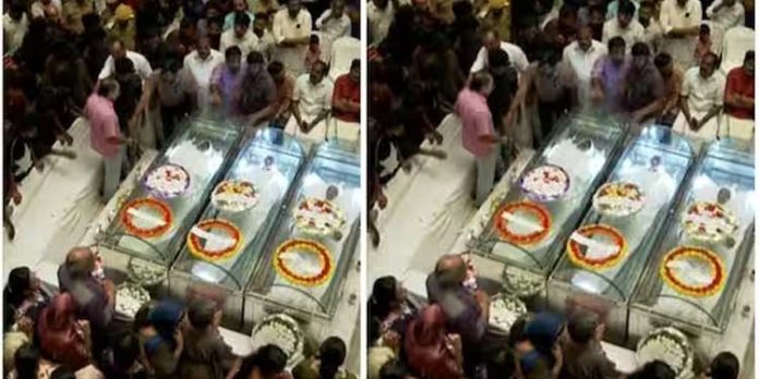 കുസാറ്റിൽ യാത്രാമൊഴി, ആൽബിനും അതുലിനും കണ്ണീരണിഞ്ഞ സംസ്കാരം ; സാറക്ക് അന്ത്യാജ്ഞലിയുമായി മുഖ്യമന്ത്രി കുസാറ്റിൽ യാത്രാമൊഴി, ആൽബിനും അതുലിനും കണ്ണീരണിഞ്ഞ സംസ്കാരം ; സാറക്ക് അന്ത്യാജ്ഞലിയുമായി മുഖ്യമന്ത്രി