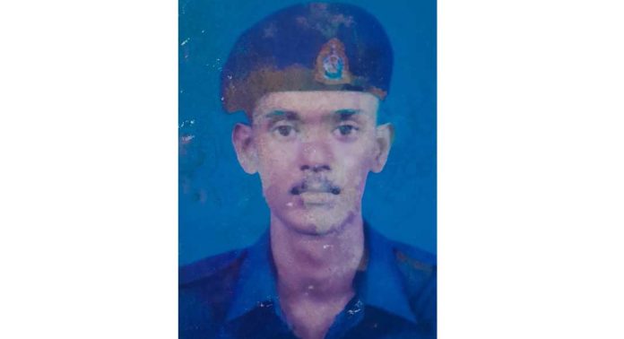 ജവാന്റെ തിരിച്ചുവരവിന് കാത്ത് മ്ലാന്തടത്ത് കണ്ണീരോടെ ഒരു കുടുംബം ജവാന്റെ തിരിച്ചുവരവിന് കാത്ത് മ്ലാന്തടത്ത് കണ്ണീരോടെ ഒരു കുടുംബം