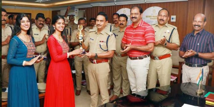 ജില്ലാ ക്രൈം ബ്രാഞ്ച് ഡി വൈ എസ് പിയുടെ മകളെ ജില്ലാ പോലീസ് മേധാവി അനുമോദിച്ചു ജില്ലാ ക്രൈം ബ്രാഞ്ച് ഡി വൈ എസ് പിയുടെ മകളെ ജില്ലാ പോലീസ് മേധാവി അനുമോദിച്ചു