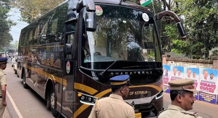 നവകേരള സദസിന്റെ ഭാഗമായി പൊളിച്ച സ്കൂൾ മതിൽ പുനർ നിർമ്മിക്കാത്തതിൽ വിമർശനം നവകേരള സദസിന്റെ ഭാഗമായി പൊളിച്ച സ്കൂൾ മതിൽ പുനർ നിർമ്മിക്കാത്തതിൽ വിമർശനം