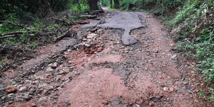 ആഞ്ഞിലിമുക്ക് – കൊച്ചുകുളം റോഡ് തകർന്നു ആഞ്ഞിലിമുക്ക് – കൊച്ചുകുളം റോഡ് തകർന്നു