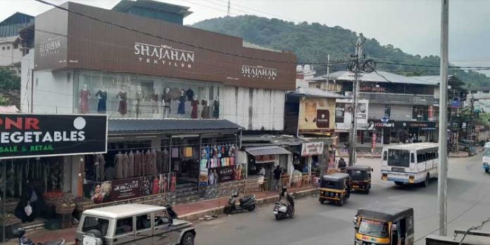 ശബരിമല തീർഥാടനം ; കോന്നിയിൽ ഗതാഗത കുരുക്ക് മുറുകും ശബരിമല തീർഥാടനം ; കോന്നിയിൽ ഗതാഗത കുരുക്ക് മുറുകും